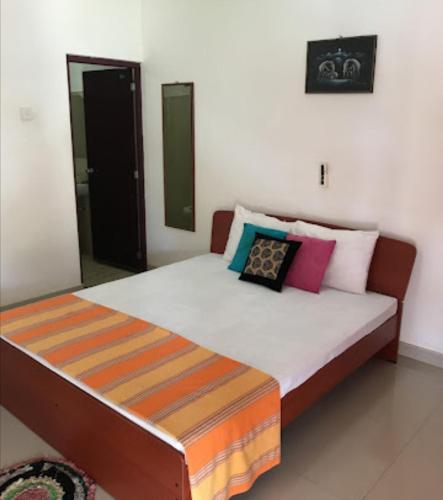 MullaittivuSun & Sand Guest House的一张床上有两个枕头的房间