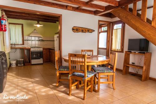 普埃洛湖Cabaña la vertiente的厨房以及带桌椅的用餐室。