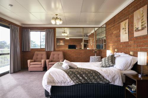 斯旺西The Waterloo Hotel的一间卧室设有一张大床和砖墙