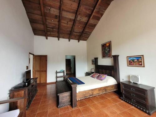 危地马拉安地瓜Amplia casa Antigua Guatemala con pérgola y jardín的一间卧室配有一张床和一张书桌
