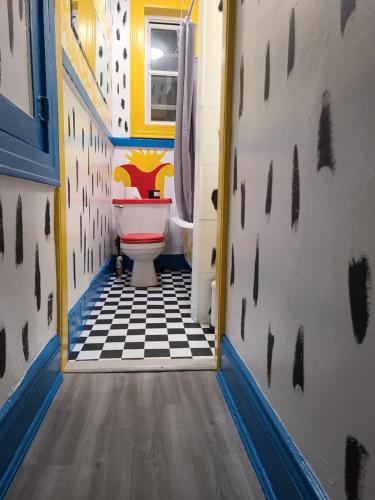 Woodsidecomfortable private apartment near Manhattan on train的浴室设有卫生间,铺有黑白瓷砖地板。