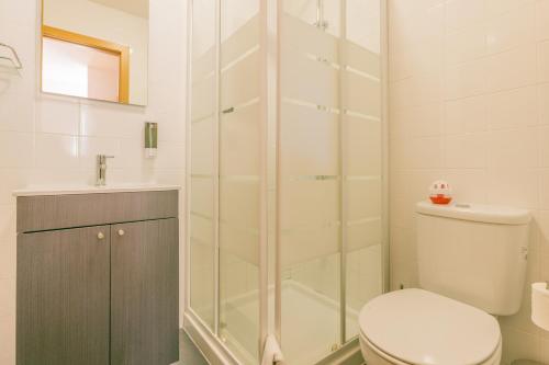波尔图Porto Island的带淋浴、卫生间和盥洗盆的浴室