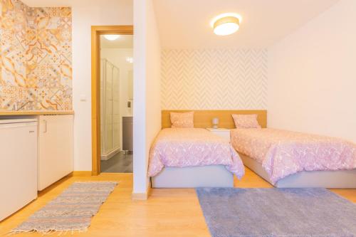 波尔图Porto Island的一间卧室设有两张床和一个步入式淋浴间。