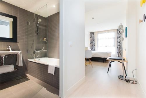 巴塞罗那万基比特酒店的带浴缸、水槽和淋浴的浴室