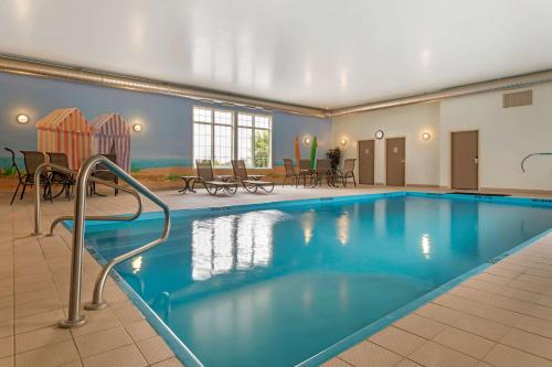 利物浦Best Western Plus Liverpool Hotel & Conference Centre的在酒店房间的一个大型游泳池