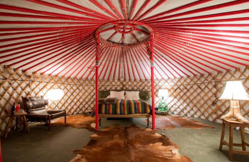 马尔法El Cosmico的蒙古包内带一张床的房间