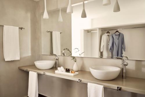 帕拉斯波罗斯伊莉亚岛精品酒店及水疗中心 的浴室设有2个水槽和镜子