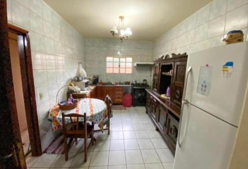 博尼图Guest Hostel 2 Marli's的厨房配有桌子和白色冰箱。
