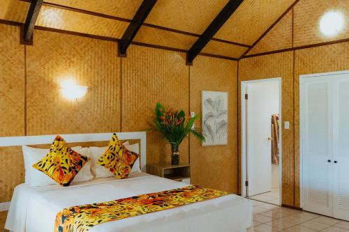 阿鲁坦加Tai Roto Bay的卧室配有一张床