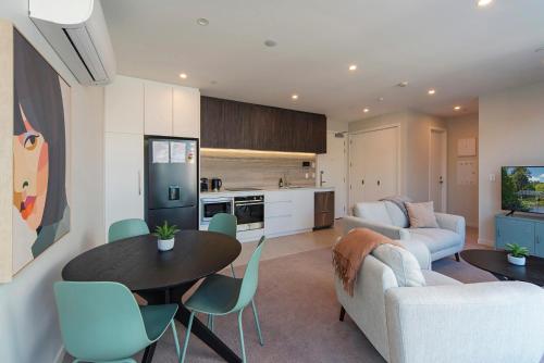 纳尔逊Malthouse Lane City Apartment 3的客厅配有沙发和桌子
