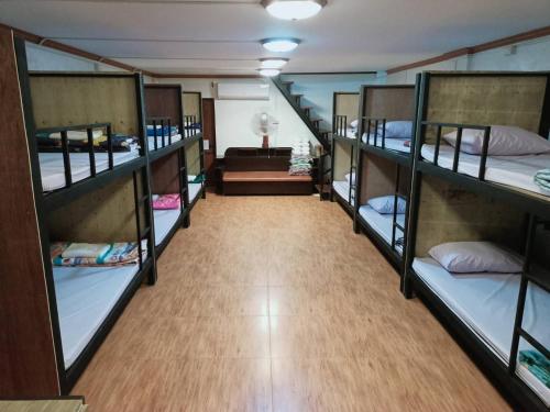 巴色Pakse Backpacker Hostel2023的客房内的一组双层床