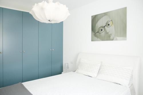 博尔扎诺格林公寓的卧室配有一张带男人照片的床