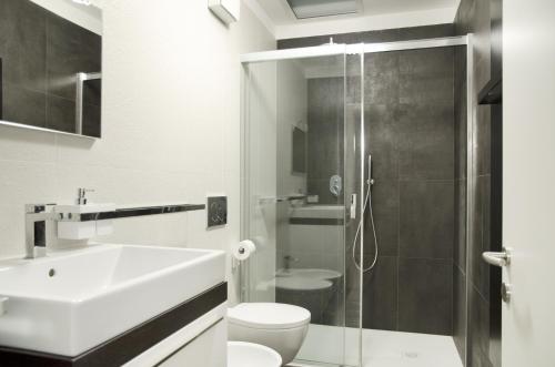 博尔扎诺格林公寓的带淋浴、盥洗盆和卫生间的浴室