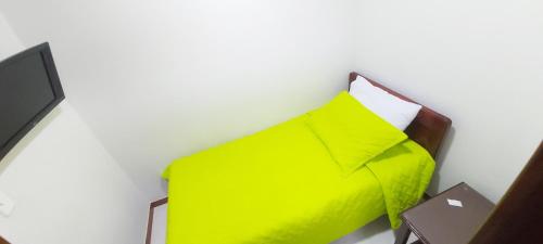 PácoraHotel Paucura的一张带黄色枕头和桌子的床