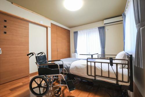 鸣泽市24 ORIYA Mt Fuji -鳴沢 NARUSAWA-的一间医院,配有床和轮椅