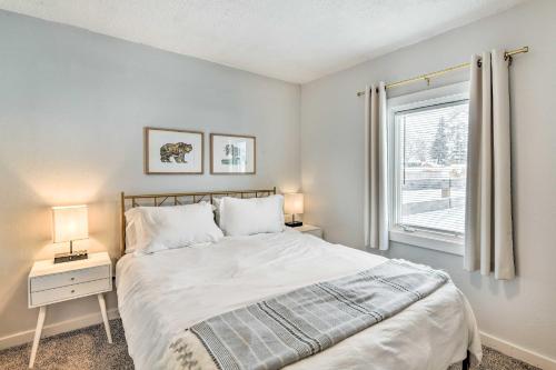 安克雷奇Anchorage Home, Minutes From Downtown!的一间卧室设有一张大床和一个窗户。