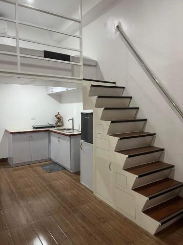 巴旺ARJ Property Rental Family Rooms的一间设有厨房的房间的楼梯