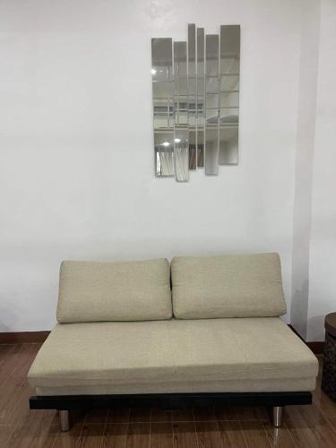 巴旺ARJ Property Rental Family Rooms的白色墙壁的房间里一张沙发