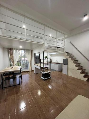 巴旺ARJ Property Rental Family Rooms的一个带楼梯和桌子的大客厅