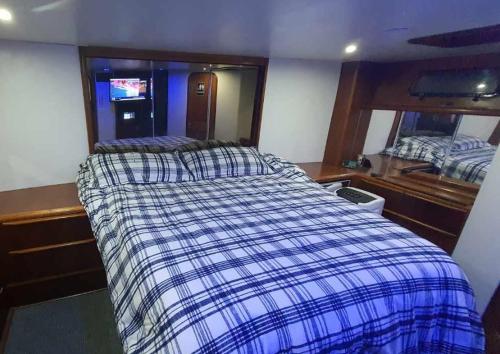 布鲁克林Romantic Condo @ Ocean 3-deck Yacht的一间卧室配有一张床和镜子