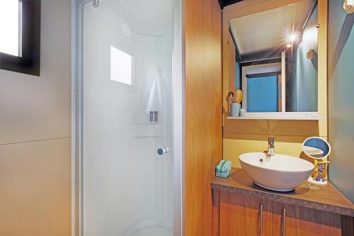 奥尔梅托RAS L'BOL的一间带水槽和镜子的浴室