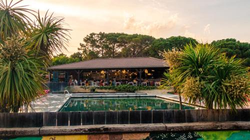 奥尔梅托RAS L'BOL的棕榈树餐厅前的游泳池
