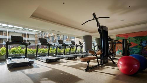 珍南海滩PARKROYAL Langkawi Resort的健身房,配有一排跑步机和机器