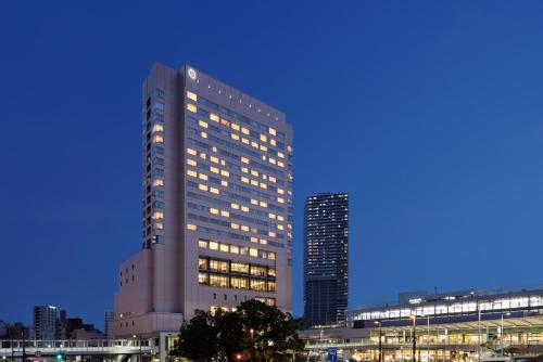 广岛广岛喜来登大酒店的一座高大的建筑,城市里灯火通明