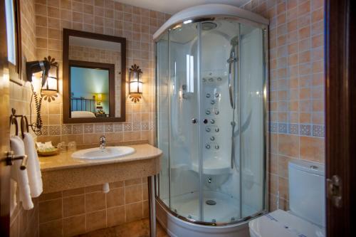 Honrubia莫亚酒店的带淋浴和盥洗盆的浴室