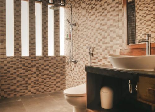 纳闽巴霍巴霍民宿的一间带卫生间和水槽的浴室