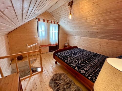 彼得罗沙尼Chalet Nomad的一间小房间,在木板房里配有一张床