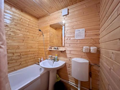 彼得罗沙尼Chalet Nomad的木制浴室设有水槽和浴缸