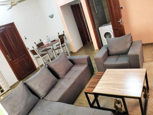科托努Chez Gero的客厅配有两张沙发和一张咖啡桌