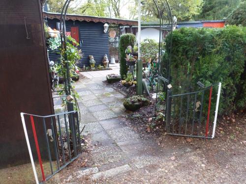 PottumFerienhaus Tanneneck的一个带门和走道的花园
