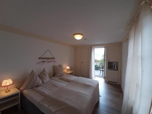 DärligenLake Guest Haus的一间卧室设有一张大床和一个窗户。