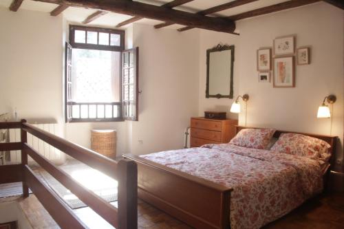 Saint-Laurent-le-MinierLovely Cevenol village house的一间卧室设有一张床和一个窗口
