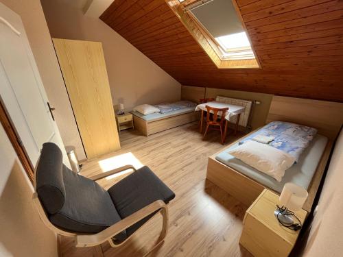 扎兹里瓦Penzión D+D的小房间设有一张床和一把椅子