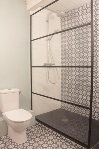 Saint-Laurent-le-MinierLovely Cevenol village house的一间带卫生间和淋浴的浴室