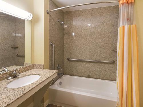 沃克西哈奇沃克西哈奇拉金塔旅馆及套房的带浴缸、水槽和淋浴的浴室