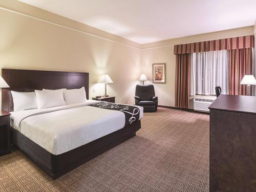 沃克西哈奇沃克西哈奇拉金塔旅馆及套房的配有一张床和一张书桌的酒店客房