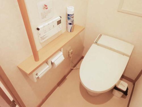 大阪大阪abc公寓的一间位于客房内的白色卫生间的浴室