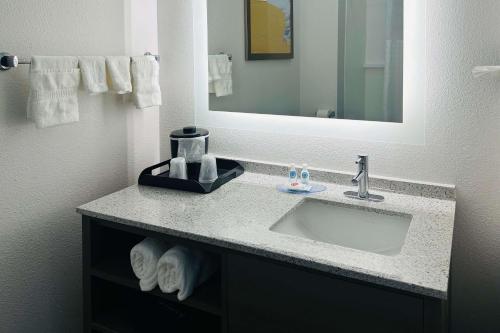 WylieComfort Inn & Suites Wylie的浴室配有盥洗盆、镜子和毛巾