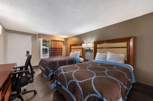 夏洛特靠近夏洛特道格拉斯国际机场速8酒店的酒店客房配有两张床和一张书桌