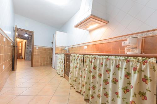 Segura de LeónCasa Rural La Fuente的浴室里一排淋浴窗帘