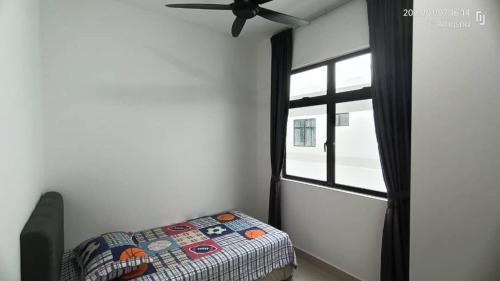 Bandar PenawarGrand View House GVH的一间卧室设有一张床和一个窗口