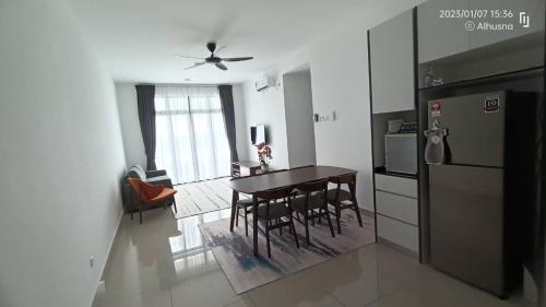 Bandar PenawarGrand View House GVH的厨房以及带桌子和冰箱的用餐室