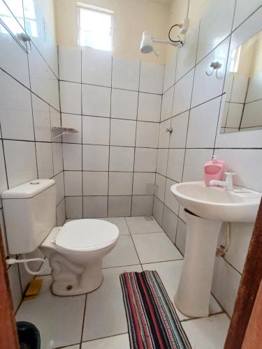 卡罗莱纳CASA DE TEMPORADA NOSSO CANTINHO A的白色的浴室设有卫生间和水槽。