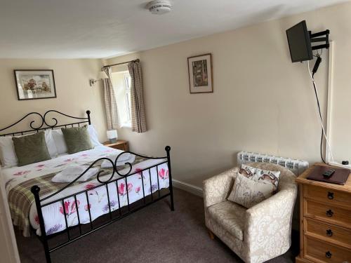 MotcombeThe Coppleridge Inn的一间卧室配有一张床和一把椅子