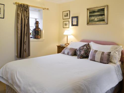 Whitehills阿什利酒店的卧室配有一张大白色床和窗户