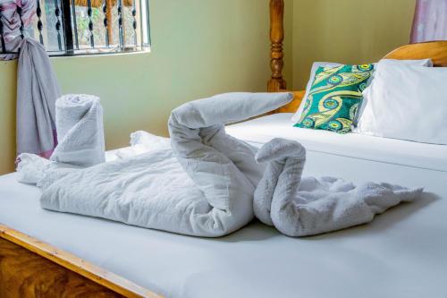 莫希The Better Inn的一张带两个天鹅的毛巾床